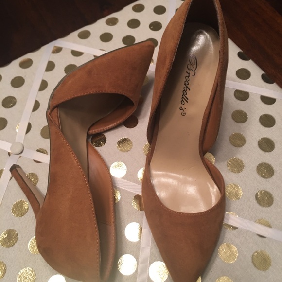 Breckelle’s Tan Pointed Toe Single Soles Pump - Picture 4 of 8